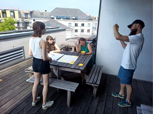 A photo of Robin, Julie (QBF) and Koen and Floortje from Snuit, during a brainstorm